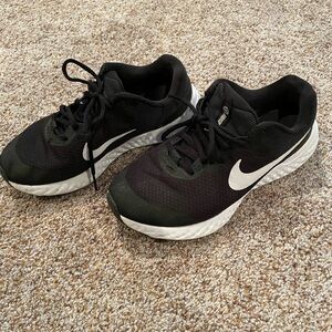 Big kids size 5 WIDE Nike athletic shoes